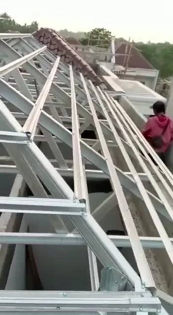 Rumah modern dengan atap baja ringan berkualitas tinggi